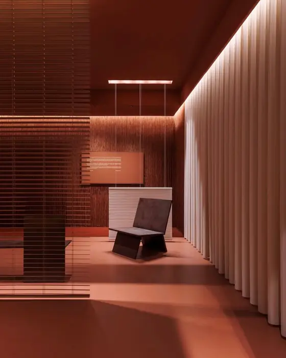 Ambiente da CASACOR 2026 com painéis de lâminas, cortina clara iluminada por sanca e poltrona escura